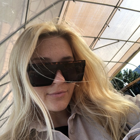 Meet your Posher, Loren - Picture 2 of 2